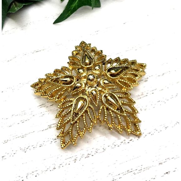 Vintage Gold-Tone Star Leaf Brooch Pin With Intricate Openwork Design - Picture 1 of 4